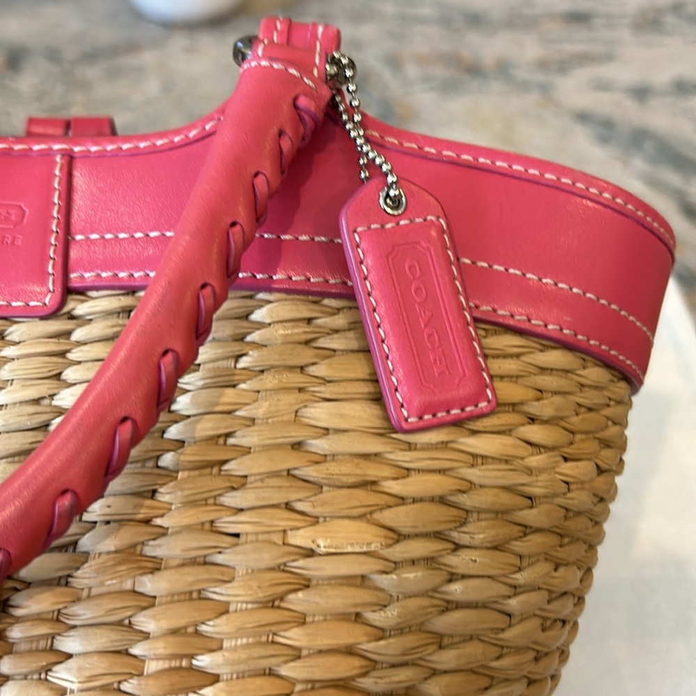 Coach, straw and pink leather handled bag with snap closure pink lining - Picture 8 of 9